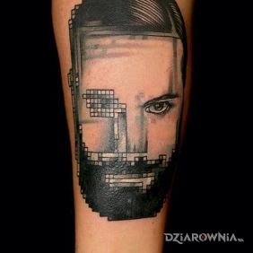 Tatuaż Pikseloza na portrecie na przedramieniu motyw: twarze styl: realistyczne