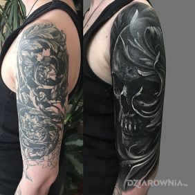 Tatuaż Zakrycie starego czaszką na ramieniu motyw: czarno-szare styl: realistyczne