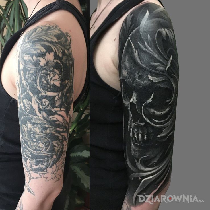 Tatuaż zakrycie starego czaszką w motywie czarno-szare i stylu realistyczne na ramieniu
