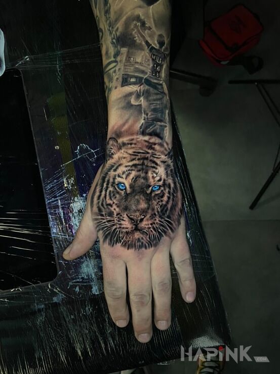 Tattoo Tygrys in black and gray motif and realistic style on the hand
