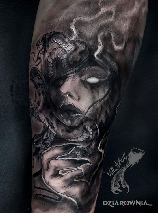 Tatuaż meduza w motywie czarno-szare i stylu realistyczne na przedramieniu