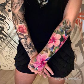 Tatuaż Cudowne kwiaty w kolorze na dłoni motyw: kolorowe styl: realistyczne