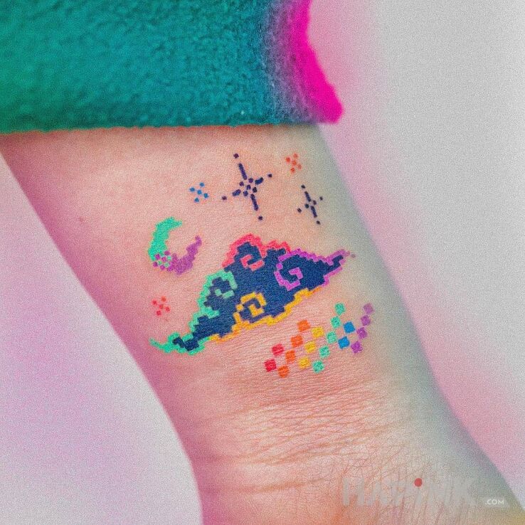 Tattoo Wielobarwna chmurka in colorful motif on the wrist