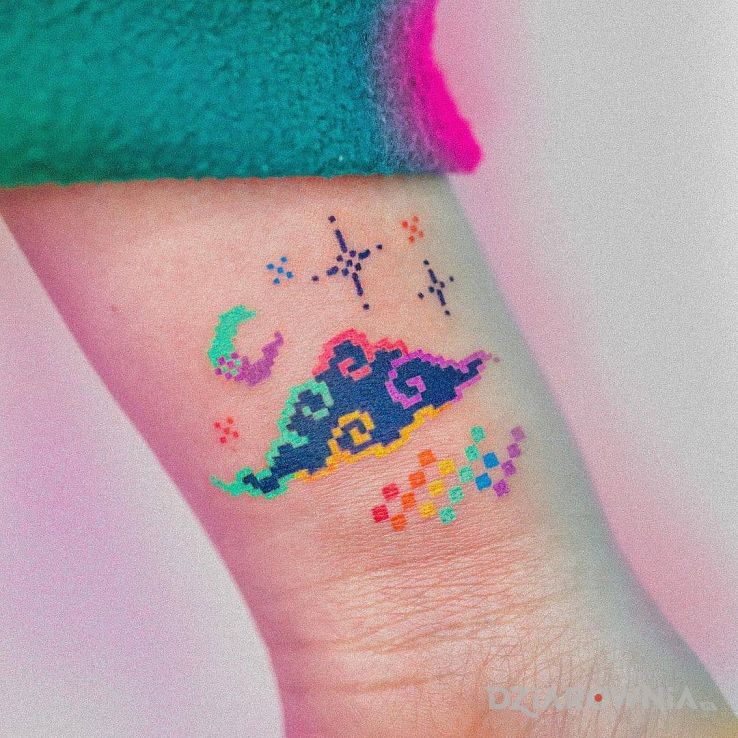 Tatuaż wielobarwna chmurka w motywie pikselowane na nadgarstku