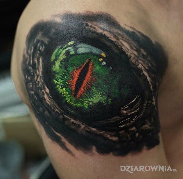 Tatuaż smocze oko w motywie 3D na ramieniu