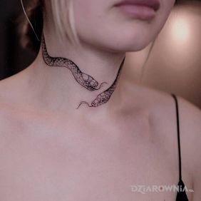 Tatuaż Owniety wokol szyi na szyi motyw: zwierzęta styl: graficzne / ilustracyjne