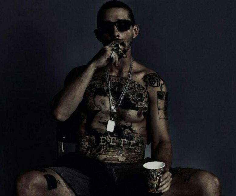 Shia LaBeouf z wielkim tatuażem na torsie