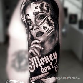 Tatuaż Money don't lie :) na ramieniu motyw: 3D styl: chicano
