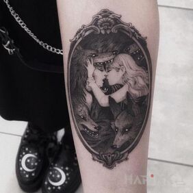 Tattoo Kiss to the accompaniment of wolves on the forearm motif: dark style: graphic / illustrative