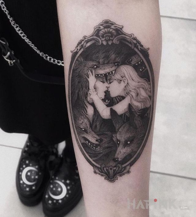 Tattoo Pocałunek przy akompaniamencie wilków in characters motif and graphic / illustrative style on the forearm