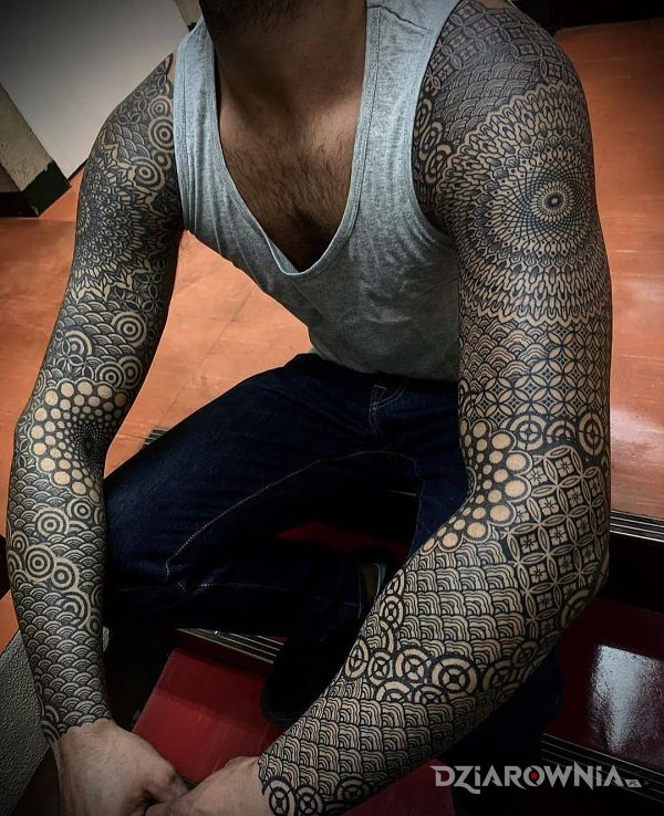 Tatuaż dużo wzorów bardzo dużo w motywie rękawy i stylu geometryczne na przedramieniu