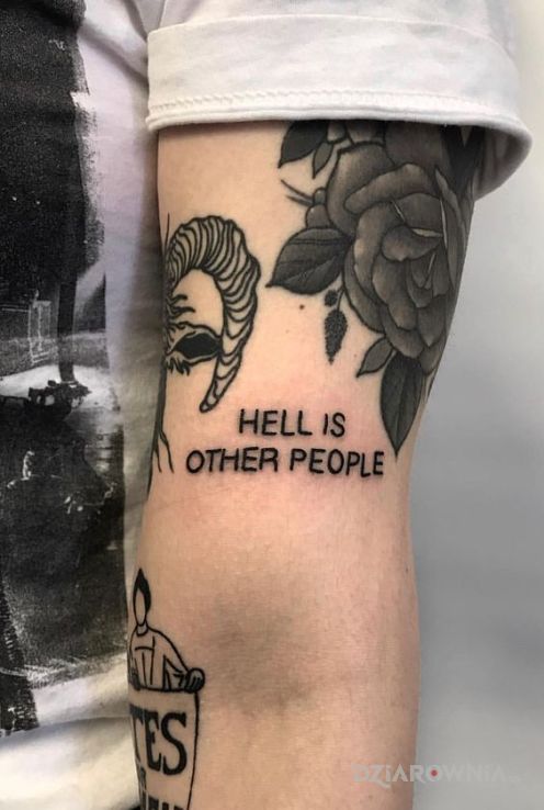 Tatuaż hell is other people w motywie napisy na ramieniu