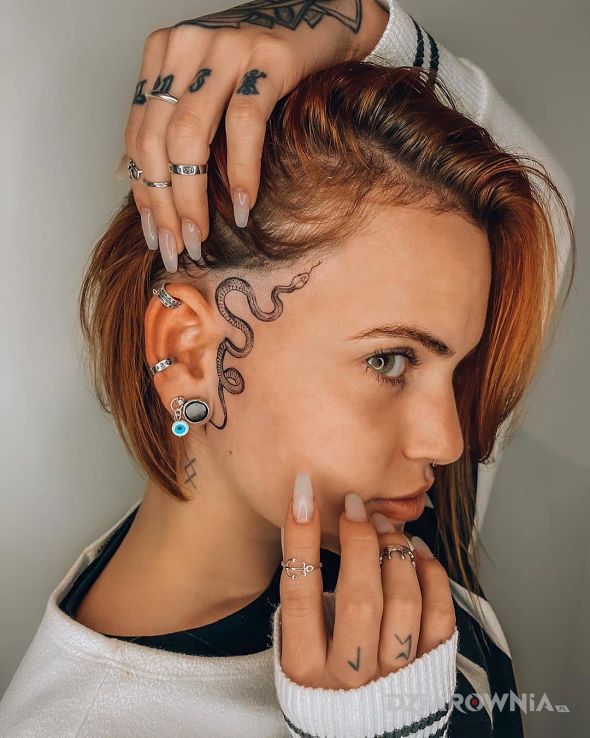 Tatuaż wężyk przy uchu w motywie czarno-szare i stylu graficzne / ilustracyjne na twarzy