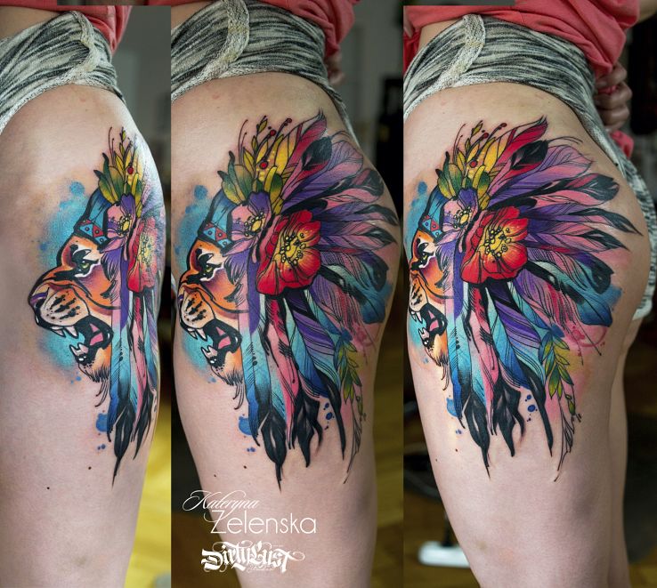 Tatuaż lew  pióropusz  pióra w motywie zwierzęta i stylu watercolor na nodze