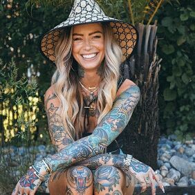 Tattoo Oldschool girl on the knee motif: animals style: oldschool