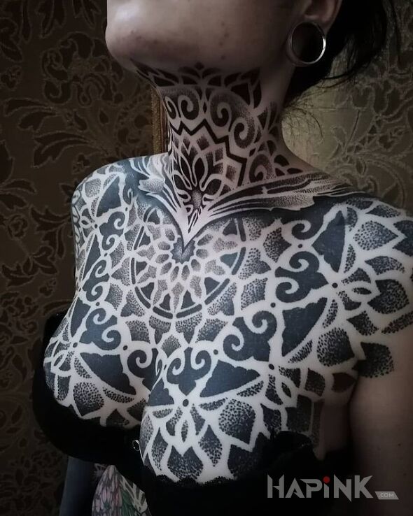 Tattoo Wzory z wplecionym dotworkiem in mandalas motif and geometric style on the shoulder