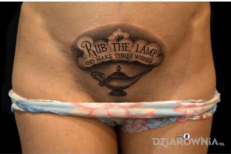 Tatuaż lampa alladyna w motywie czarno-szare i stylu kaligrafia na brzuchu