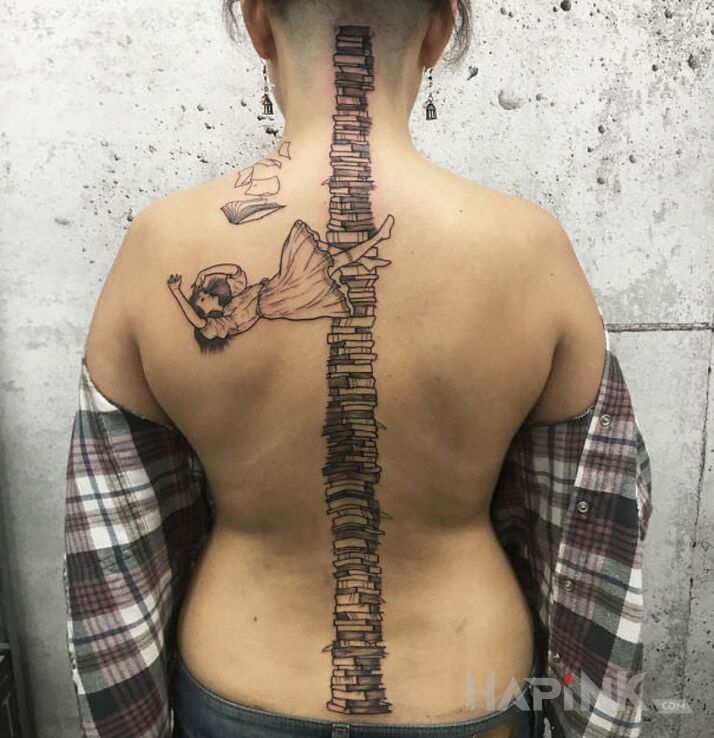 Tattoo Czytelniczka in objects motif and graphic / illustrative style on the back
