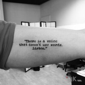 Tattoo Voice on the upper arm motif: lettering