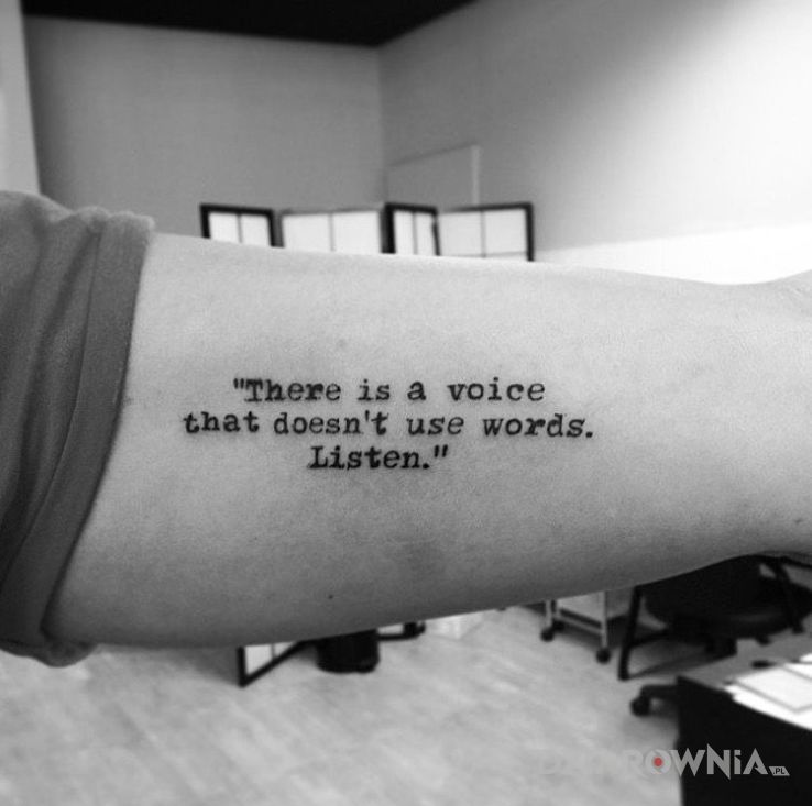 Tatuaż głos w motywie napisy na ramieniu