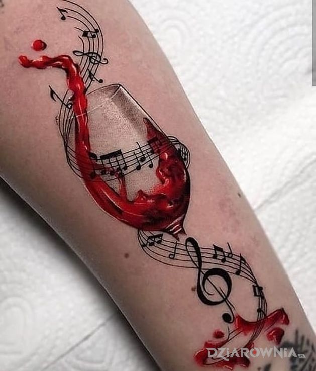Tatuaż kieliszek wina w motywie kolorowe i stylu realistyczne na przedramieniu