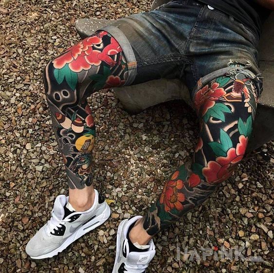 Tattoo Japońskie nóżki in colorful motif and japanese / irezumi style on the tibia