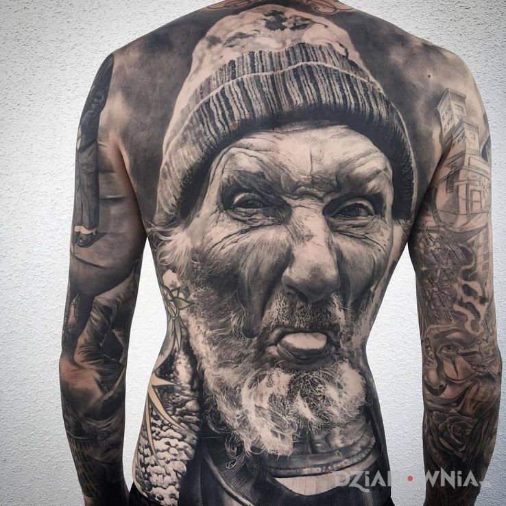Tatuaż dziadek z dystansem w motywie czarno-szare i stylu realistyczne na ramieniu