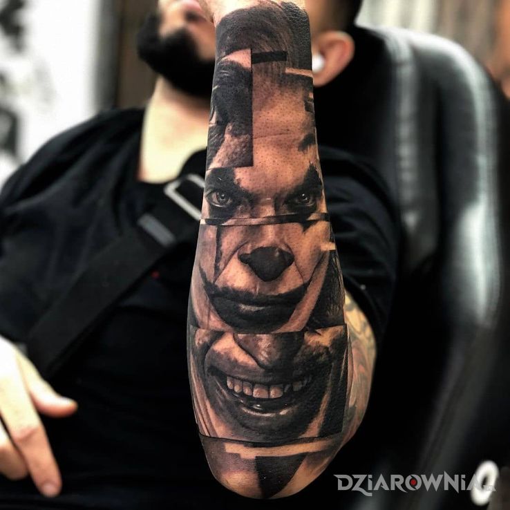 Tatuaż joker i jego uśmiech w motywie twarze i stylu realistyczne na przedramieniu