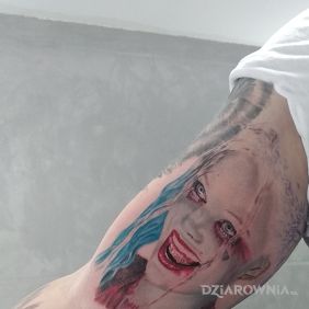 Tatuaż Harley Quinn na ramieniu motyw: postacie styl: realistyczne