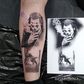 Tatuaż Joker na łydce motyw: czarno-szare styl: realistyczne