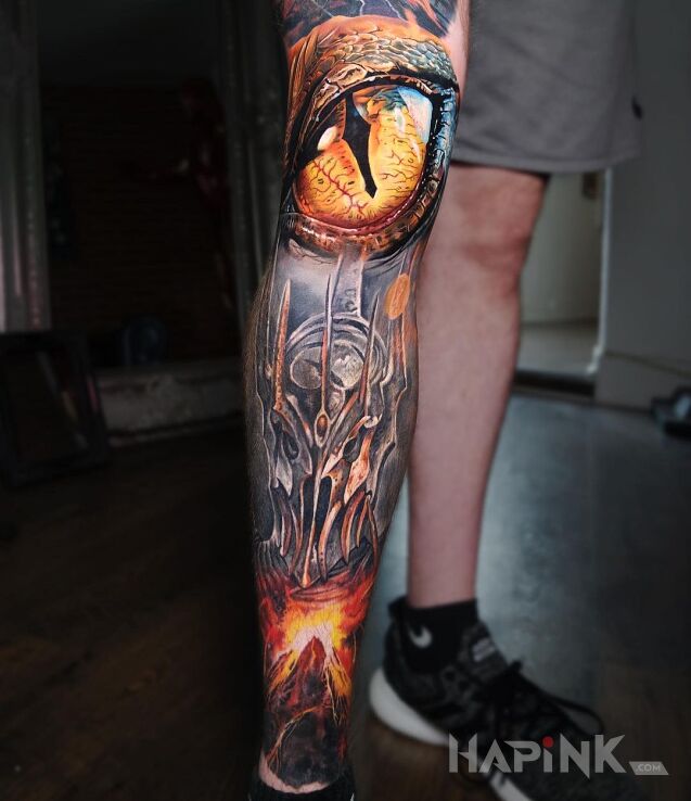 Tattoo Oko smoka in characters motif and realistic style on the knee