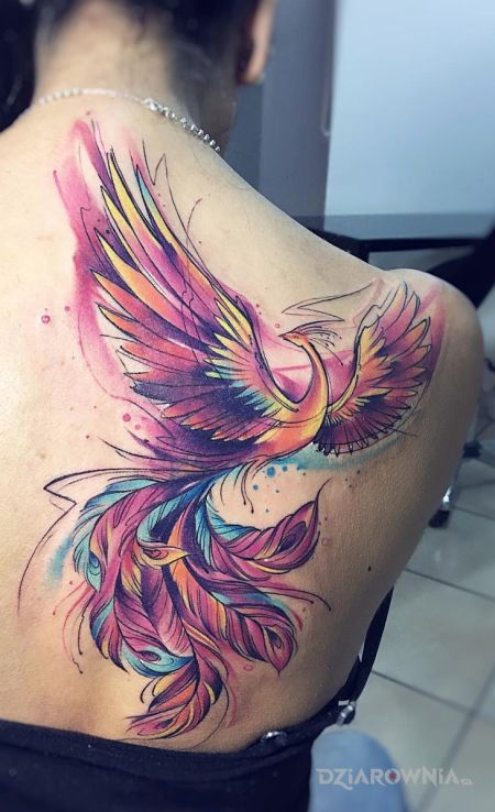 Tatuaż fioletowy feniks w motywie kolorowe i stylu watercolor na łopatkach
