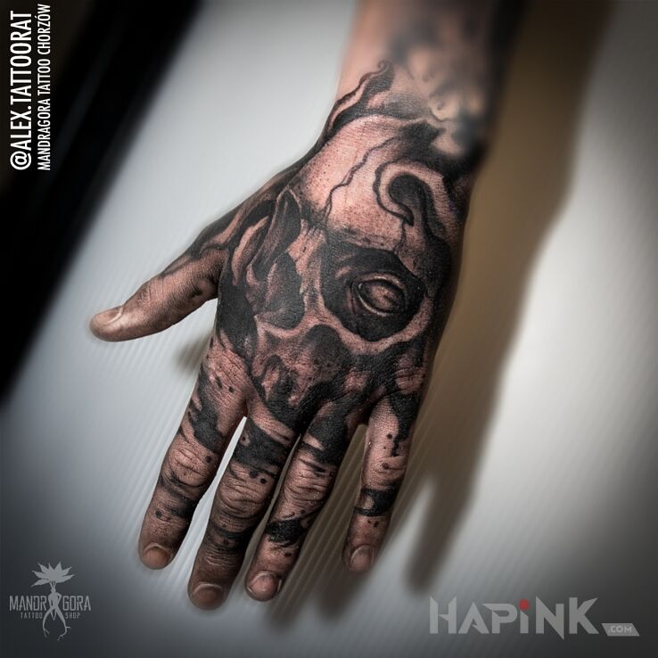 Tattoo Czacha dłoń, cover palców in skulls motif and realistic style on the hand