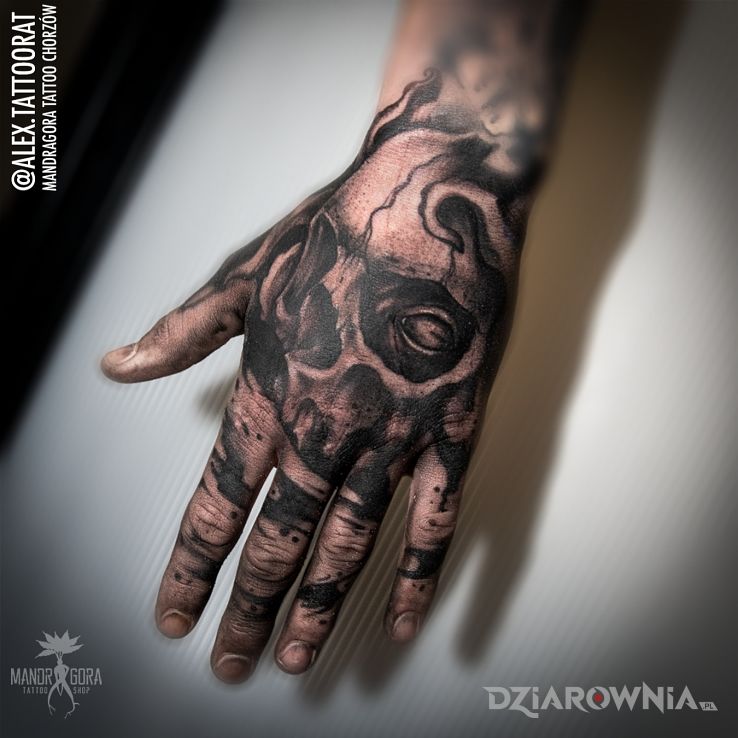 Tatuaż czacha dłoń cover palców w motywie czaszki i stylu realistyczne na dłoni