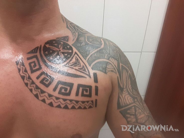 Tatuaż wykonane przez acid ink tattoo w motywie pozostałe na klatce
