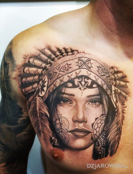 Tatuaż taka niespodzianka  cdn w motywie indiańskie i stylu realistyczne na klatce