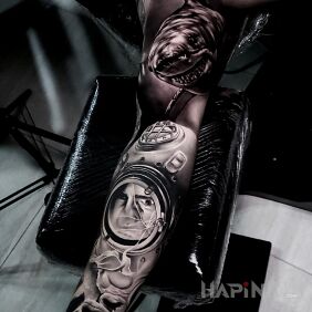 Tattoo Shark vs. diver on the upper arm motif: animals style: realistic