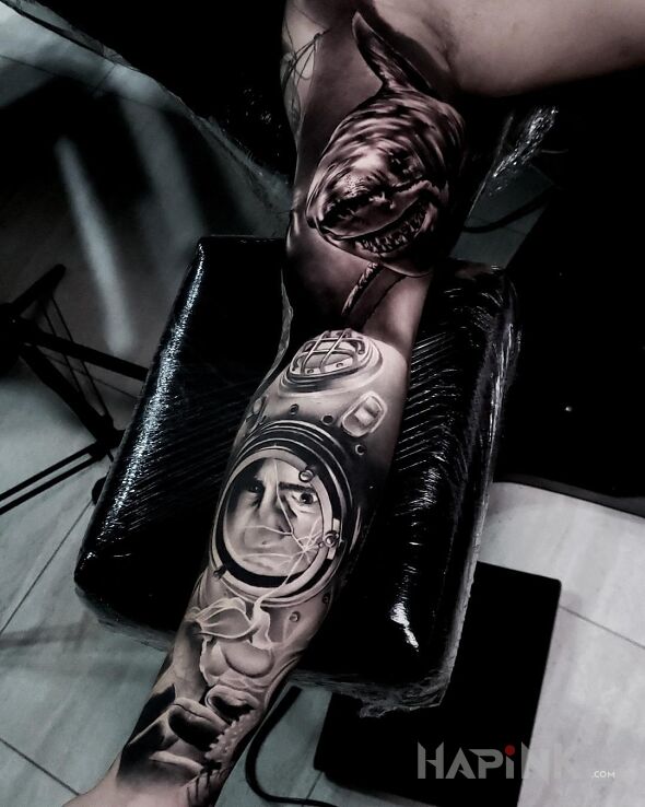 Tattoo Rekin kontra nurek in sleeves motif and realistic style on the upper arm