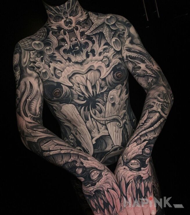 Tattoo Potworne tatuaże in dark motif and realistic style on the chest