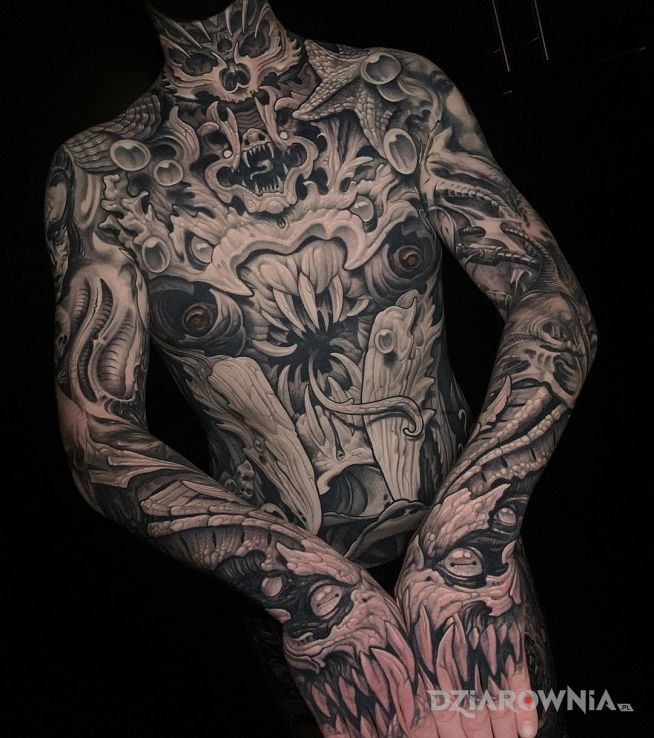 Tatuaż potworne tatuaże w motywie rękawy i stylu realistyczne na barku