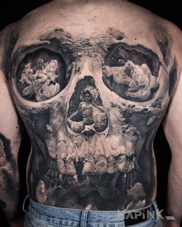 Tattoo Trzy dziewczyny w czaszce in 3D motif and realistic style on the back