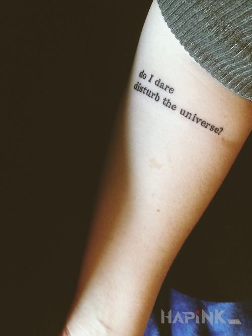 Tattoo Zakłócanie pracy wszechświata in lettering motif on the forearm