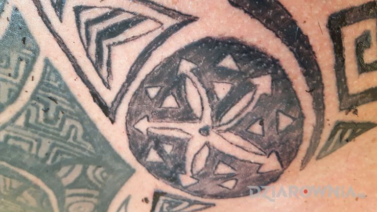 Tatuaż kilka dni po wykonał acid ink tattoo w bydzi w motywie pozostałe na klatce