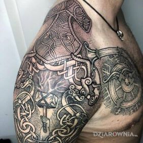 Tatuaż Młot thora na klatce motyw: czarno-szare styl: dotwork
