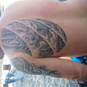 Tattoo Dragon / skull on the back motif: dragons