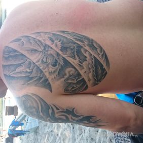 Tatuaż Smok /czaszka na plecach motyw: smoki