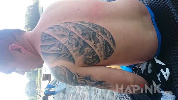 Tattoo Smok /czaszka in dragons motif on the shoulder blades