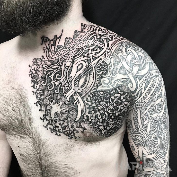 Tattoo Plecionka Celtów in ornaments motif and Celtic / Nordic style on the collarbone