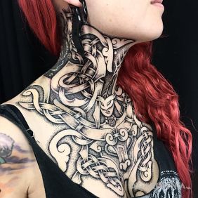 Tatuaż Celtyckie węzły na szyi na gardle motyw: ornamenty styl: celtyckie / nordyckie