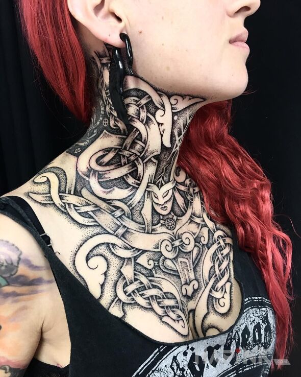 Tattoo Celtyckie węzły na szyi in black and gray motif and Celtic / Nordic style on the throat
